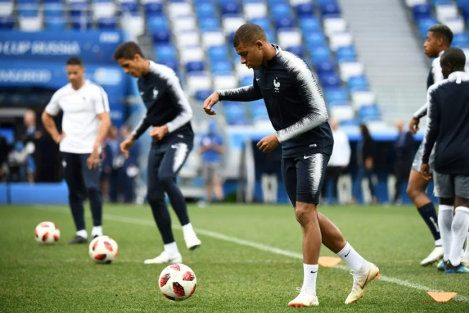 Séance d'entraînement pour Kylian Mbappé, Raphaël Varane et leurs coéquipiers à Nijni Novgorod, le 5 juillet 2018, à la veille du match contre l'Uruguay