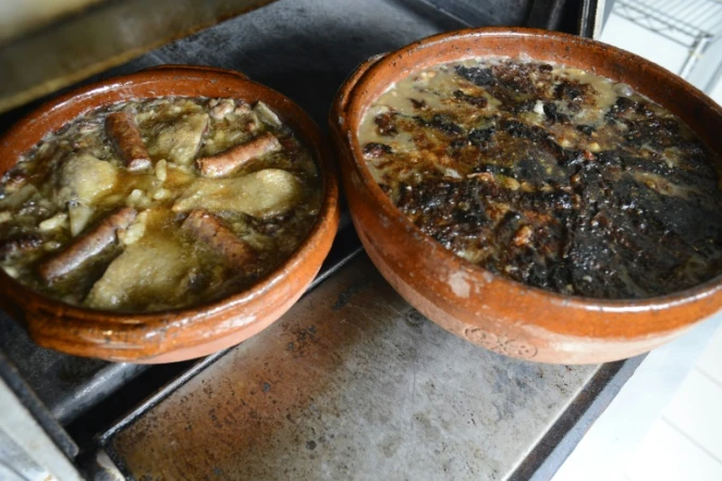 Des plats de cassoulet dans les cuisines du chef français Jean-Claude Rodriguez, au restaurant Château Saint-Martin de Carcassonne le 4 mars 2016