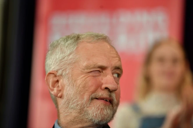 Le leader du Parti travailliste Jeremy Corbyn fait un clin d'oeil à un collègue lors d'un meeting politique à Hastings le 17 janvier 2019

