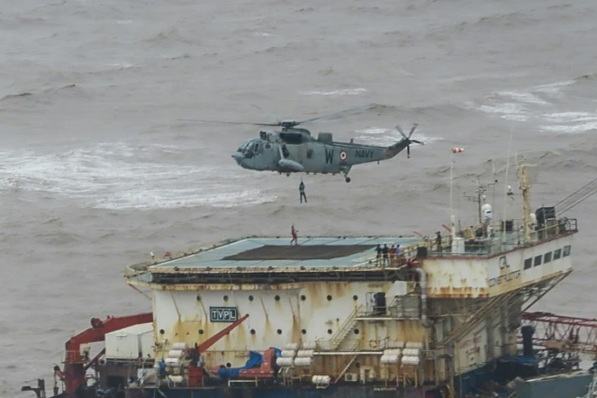 Photo diffusée le 18 mai 2021 par la marine indienne du sauvetage par hélicoptère d'employés d'une barge à la dérive pendant le passage du cyclone Tauktae, en inde