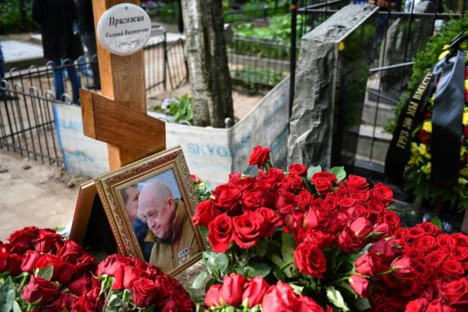 La tombe d'Evguéni Prigojine, chef du groupe paramilitaire russe Wager, au cimetière de Porokhovskoïé, le 30 août 2023 à Saint-Pétersbourg