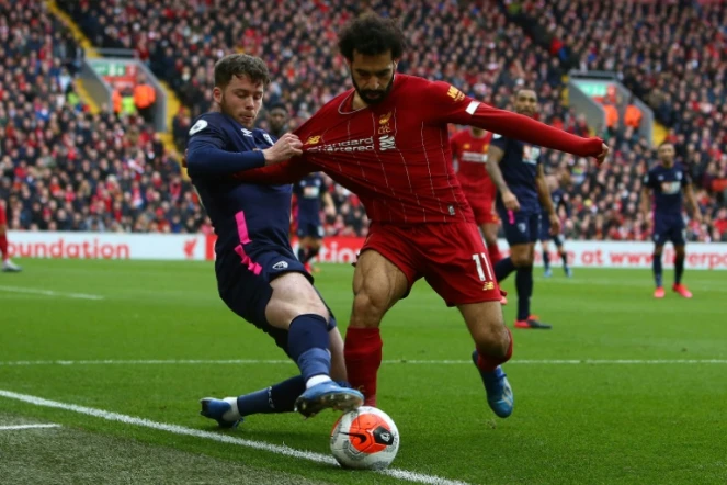 Le milieu égyptien de Liverpool, Mohamed Salah (d), à la lutte avec le défenseur de Bournemouth, Jack Simpson, lors du match de Premier League à Anfield, le 7 mars 2020