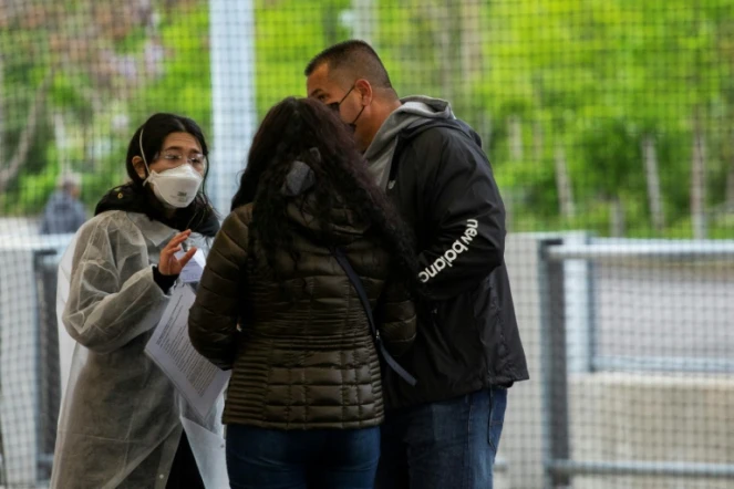 Des gens arrivent dans un centre de vaccination contre le Covid-19 à  Brooklyn, New York, le 8 mai 2021