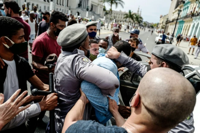 Un homme est arrêté pendant une manifestation contre le gouvernement cubain, le 11 juillet 2021 à La Havane