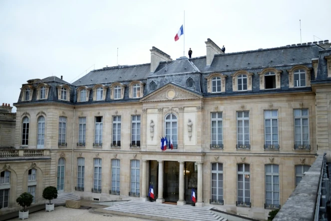 Un collaborateur d'Emmanuel Macron a été suspendu de ses fonctions pendant deux semaines puis muté à des fonctions administratives à l'Elysée après avoir agressé un manifestant à Paris le 1er-Mai 