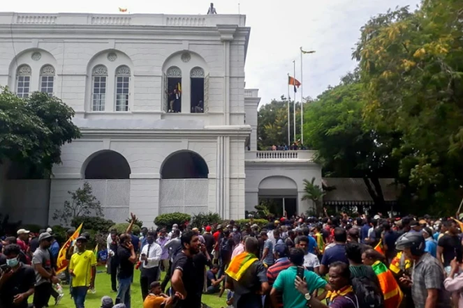 Des manifestants investissent la résidence du président du Sri Lanka Gotabaya Rajapaksa, en fuite, le 9 juillet 2022 à Colombo