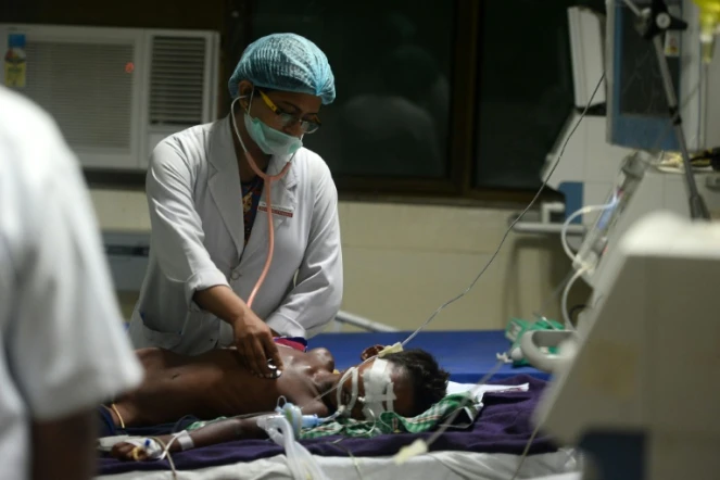 Le personnel médical au chevet d'un enfant à l'hôpital de Gorakhpur, qui a connu de nombreux décès qui seraient dus à une pénurie d'oxygène.