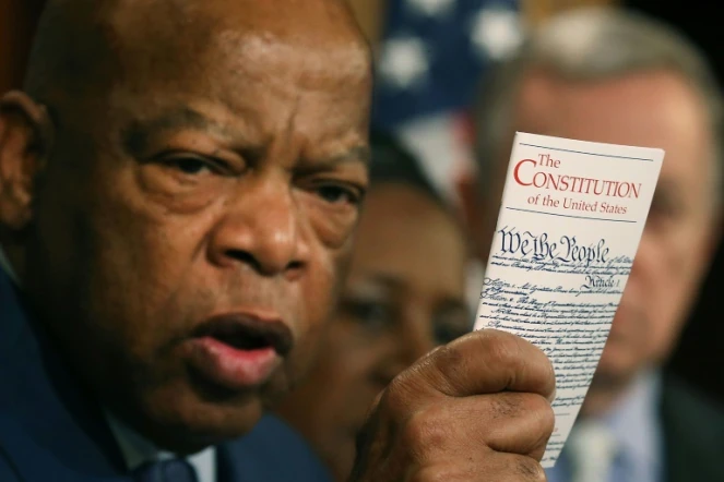 John Lewis brandissant un exemplaire de la Constitution américaine à Washington, le 2 mars 2016