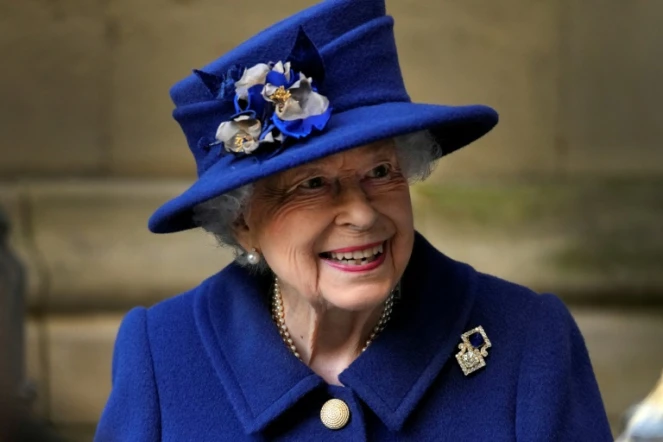 Photo prise le 12 octobre 2021 montrant la reine Elizabeth II souriant alors qu'elle quitte un service religieux donné à Westminster Abbey à Londres, en l'honneur du centenaire de la Légion britannique