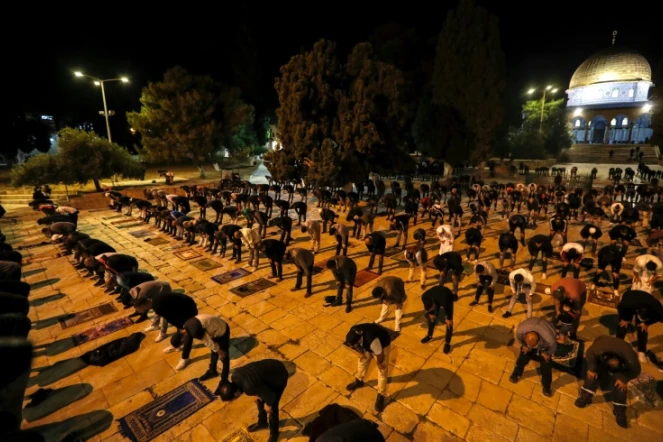 Des Palestiniens font la prière de l?aube à l?intérieur de l?enceinte de la mosquée al-Aqsa, dans la vieille ville de Jérusalem, rouverte le 31 mai 2020, après  deux mois de fermeture en raison de Covid-19