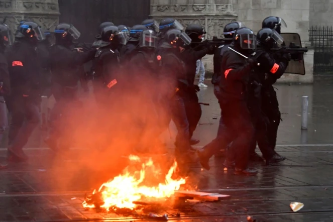 Des policiers tentent de disperser des "gilets jaunes" lors d'une manifestation à Bordeaux, le 15 décembre 2018