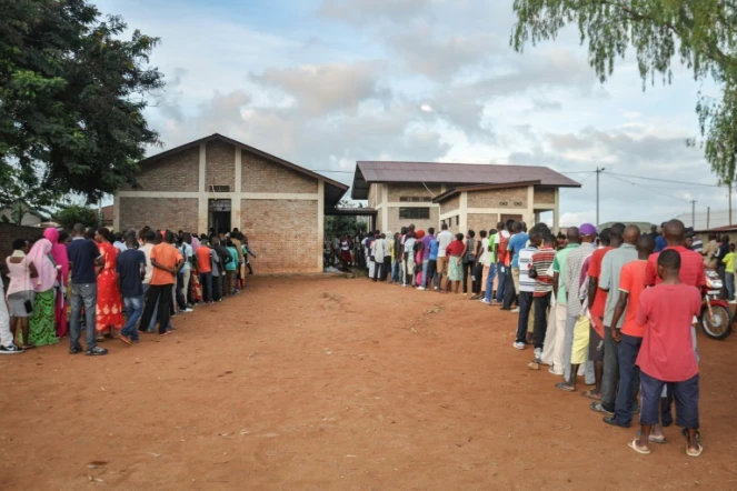 Les Burundais font la queue pour voter le 17 mai 2018 à Ngozi dans le nord du Burundi