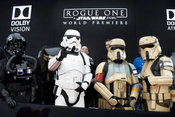 Des personnages de la saga Star Wars lors de la première du film Rogue One, à Hollywood, le 10 décembre 2016
