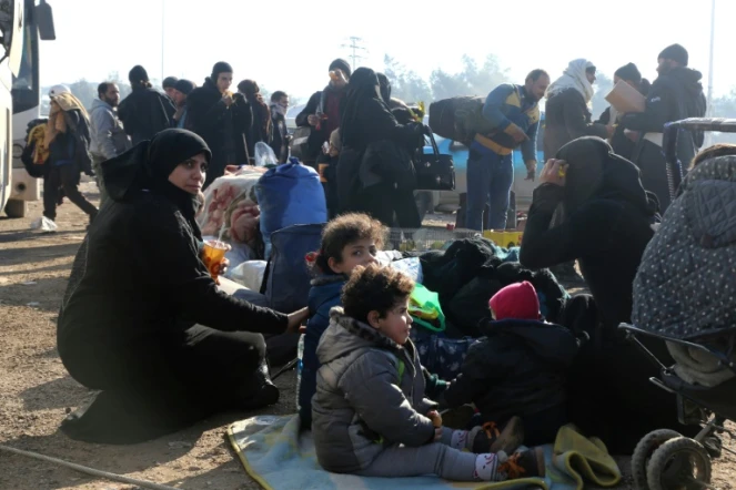 Des familles syriennes en attente d'être évacuées le 20 décembre 2016 à Alep