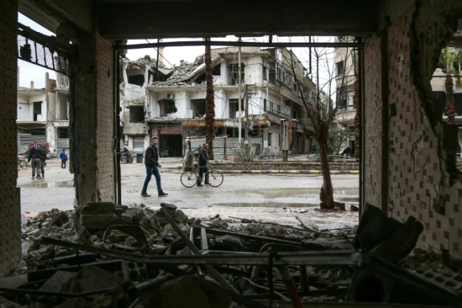 Une vue d'une rue aux bâtiments détruits de la localité d'Arbine dans l'enclave rebelle de la Ghouta orientale près de Damas, le 17 février 2018 
