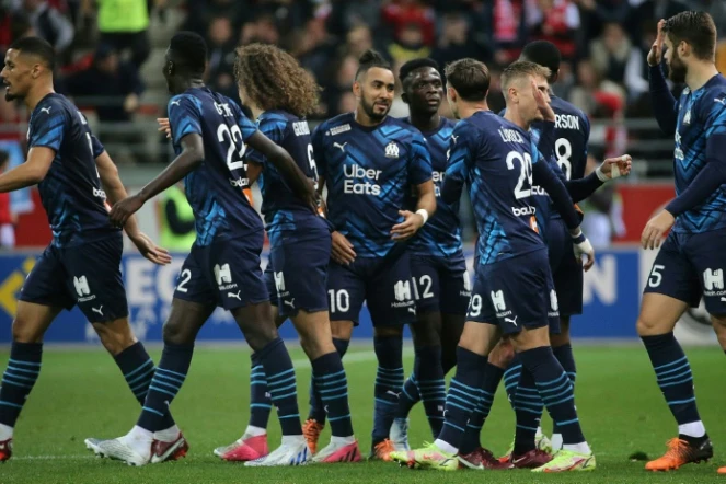 La joie des Marseillais après l'ouverture du score par le milieu de terrain brésilien Gerson face à Reims,  lors de la 34e journée de Ligue 1, le 24 avril 2022 au Stade Auguste-Delaune 