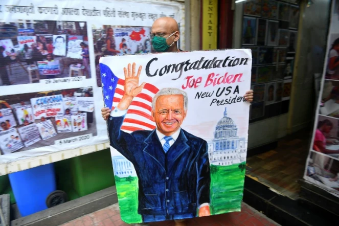 Un dessin de Joe Biden pour saluer sa victoire à la présidence des Etats-Unis est exposé devant un kiosque à journaux à Bombay, le 8 novembre 2020