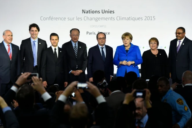 Jose Angel Gurria, Justin Trudeau, Enrique Pena Nieto, Jim Yong Kim, Francois Hollande,  Angela Merkel, Michelle Bachelet et Hailemariam Desalegn le 30 novembre 2015 au Bourget