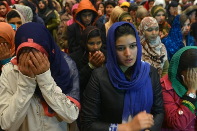 Des Pakistanaises prient, le 21 janvier 2015 à Islamabad pour les victimes de l'attaque terroriste de la veille, en ce jour de deuil national