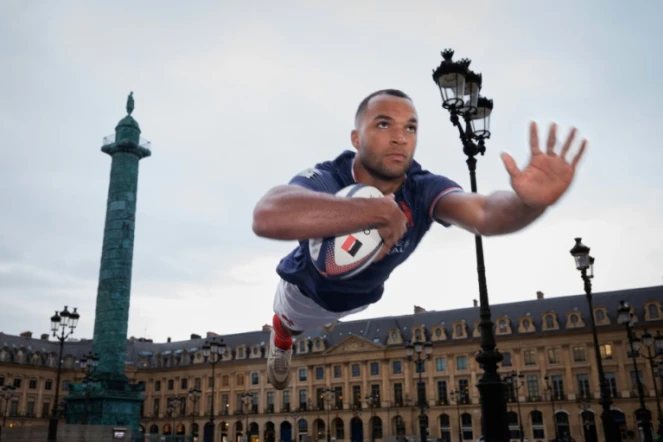 Le rugbymen français Varian Pasquet place Vendôme à Paris, le 25 mai 2024 à Paris