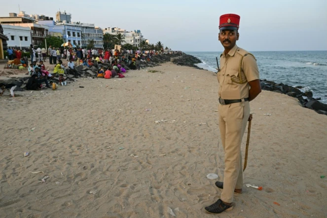 Un policier indien porte un képi le long d'un plage de Pondichéry le 17 janvier 2024