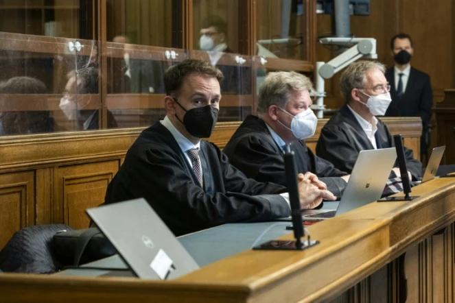 Les avocats de la défense (de gauche à droite) Christian Koch, Ingmar Pauli et Robert Unger au tribunal régional supérieur de Berlin le 15 décembre 2021 