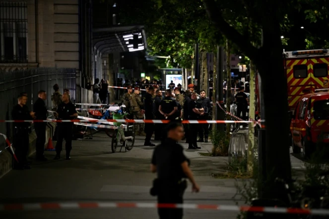 Périmètre de sécurité devant la gare de l'Est après l'agression au couteau d'un militaire de l'opération sentinelle, le 15 juillet 2024 à Paris