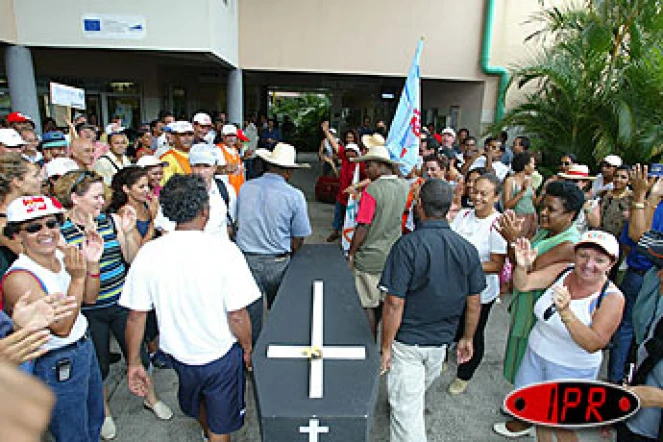 Jeudi 24 avril 2003 - Les grévistes de la chambre de commerce et d'industrie de La Réunion reçoivent le soutien des manifestants de l'Éducation nationale
