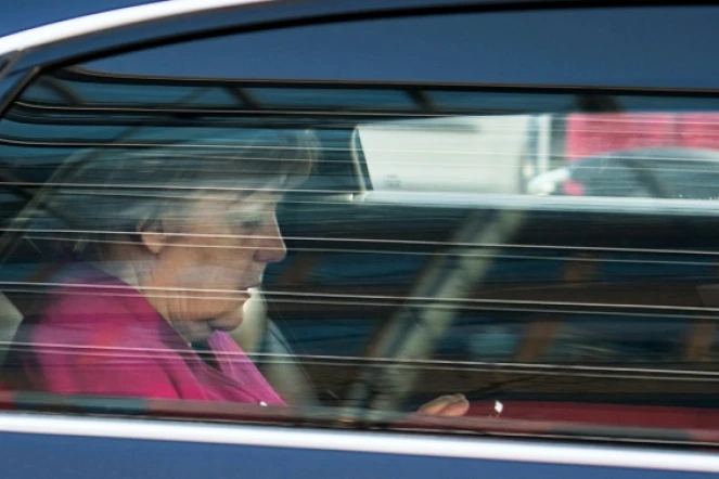 La chancelière allemande Angela Merkel quitte le siège de la CDU après un accord avec les sociaux-démocrates, le 7 février 2018 à Berlin