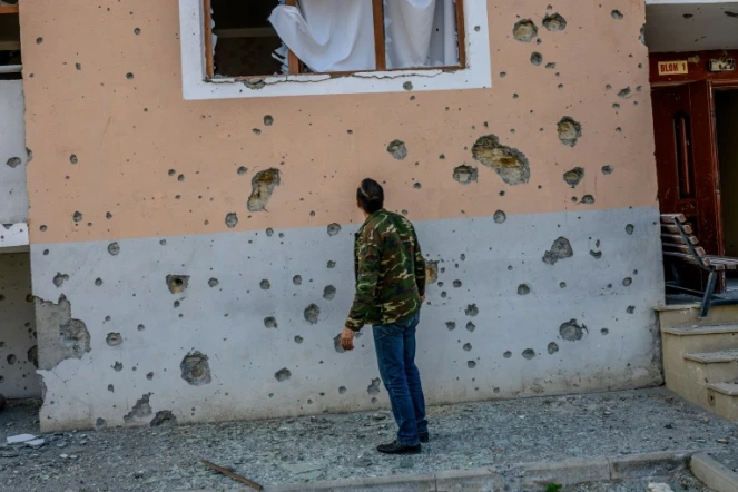 Un habitant devant sa maison endommagée par des bombardements, le 18 octobre 2020 à Terter, en Azerbaïdjan