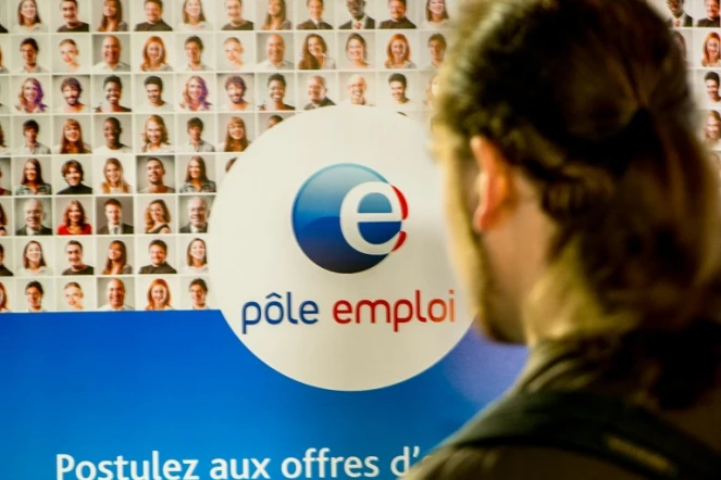 Photo prise le 28 mai 2015 d'un stand Pôle emploi dans un salon sur l'emploi à Lille