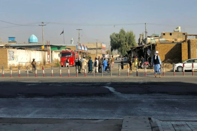Des talibans montent la garde près d'une mosquée chiite après des explosions meurtrières, le 15 octobre 2021 à Kandahar, en Afghanistan