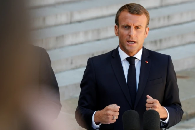 Le président français Emmanuel Macron s'adresse à la presse devant l'Elysée, le 22 août 2019.