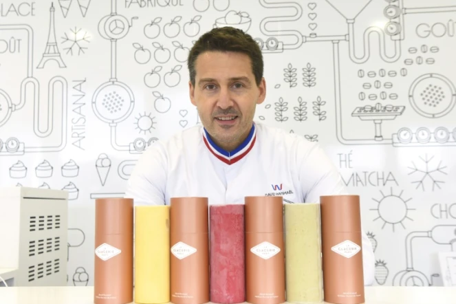 David Wesmaël et ses "tubes" de glaces dans sa boutique à Lille, le 15 juillet 2020