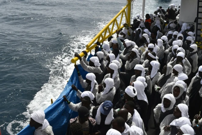 Des migrants à bord du bateau de secours "Aquarius" qui arrive dans le port de Cagliari, en Sardaigne, en Italie, le 26 mai 2016