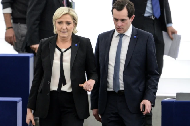 La présidente du Front national, Marine Le Pen, et le secrétaire général du parti, Nicolas Bay, tous deux eurodéputés, au Parlement européen, le 5 avril 2017