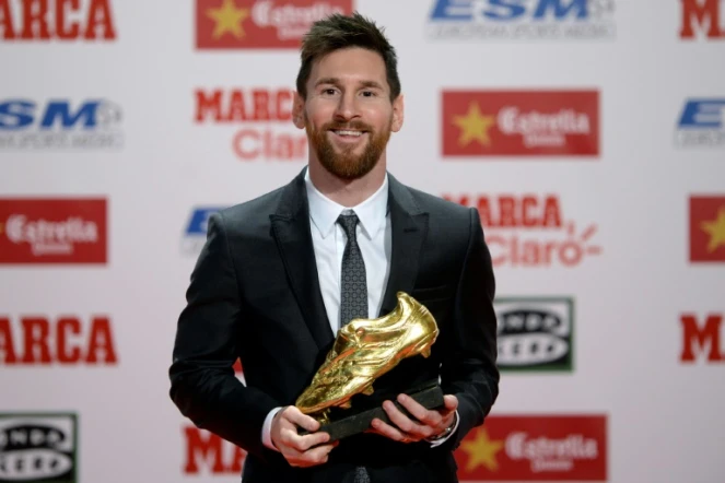 La star du Barça Lionel Messi vainqueur du Soulier d'Or européen 2017, lors d'une cérémonie à Barceloone, le 24 novembre 2017