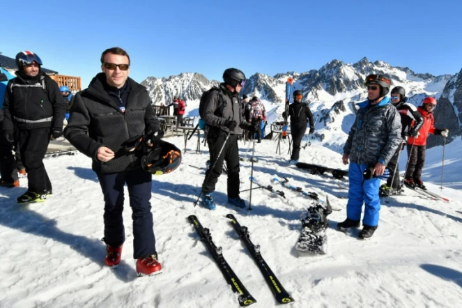 Le président de la République, Emmanuel Macron (g), à la station de ski pyrénéenne de La Mongie, le 15 mars 2019