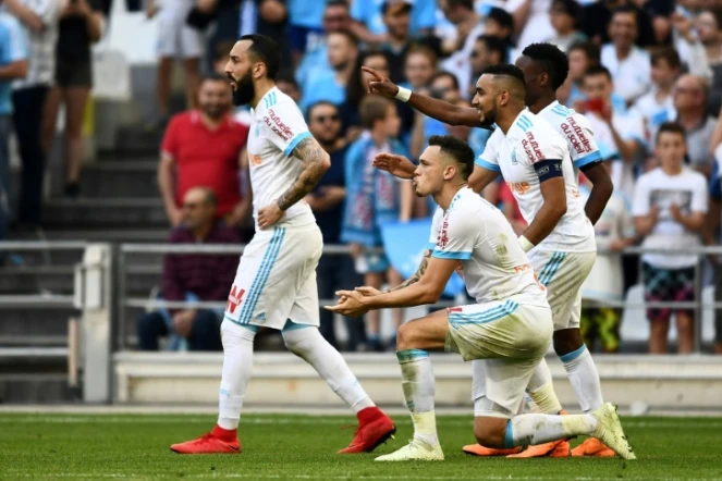 L'attaquant argentin de Marseille Lucas Ocampos (d) jubile après son but face à Lille le 21 avril 2018