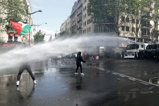 Des manifestants pro-palestiniens face à un canon à eau à Paris, le 15 mai 2021