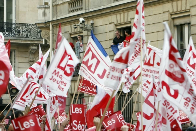 Des drapeaux du Mouvement des Jeunes socialistes, devant le siège du parti à Paris, le 22 avril 2017