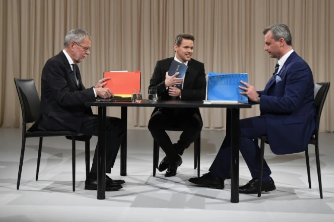 Le candidat écologiste Alexander Van der Bellen (g) a accusé Norbert Hofer (d) et son parti anti-immigration FPÖ de provoquer l'insécurité en menaçant de faire sortir l'Autriche de l'Union européenne, lors du débat animé par Martin There sur ATV, le 27 novembre 2016 à Vienne