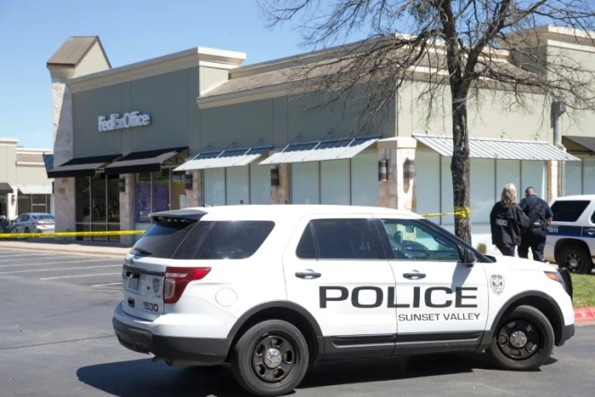 La police locale et le FBI enquêtent dans un centre de tri de la société de livrasion FedEx à Schertz (Texas, sud) où un colis piégé a explosé le 20 mars 2018
