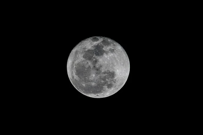 Une pleine lune vue de Panama City le 23 novembre 2018