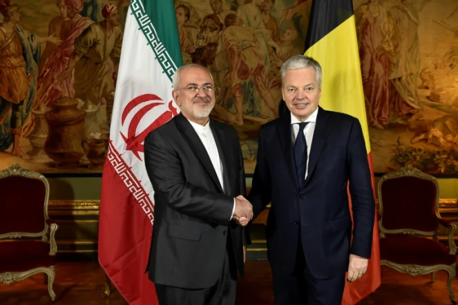 Le ministre iranien des Affaires étrangères, Mohammad Javad Zarif, salue son homologue belge Didier Reynders (droite) le 11 janvier 2018 à Bruxelles
