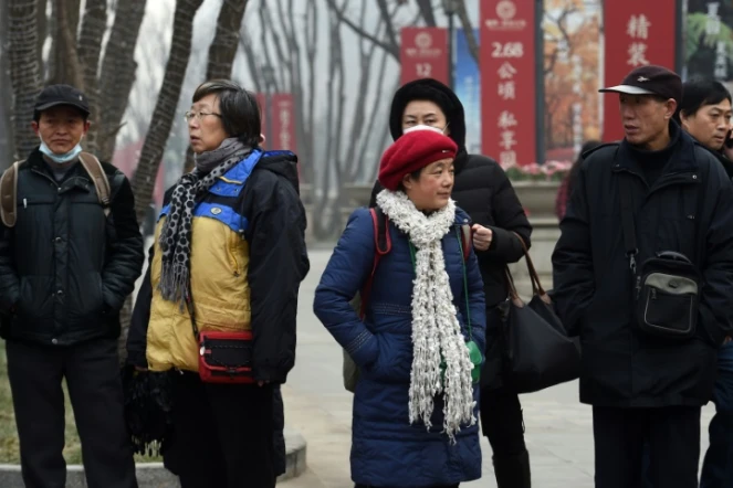 Des partisans du défenseur des droits de l'homme Pu Zhiqiang attendent le 22 décembre 2015 près du tribunal de Pékin où l'avocat a été condamné à trois ans de prison avec sursis 