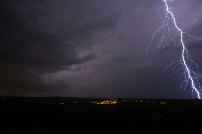 Treize départements sont désormais en vigilance orange aux orages, a annoncé Météo-France, avec l'ajout du Var et des Alpes-de-Haute-Provence aux onze départements déjà en alerte dans le sud-est et le centre-est de la France