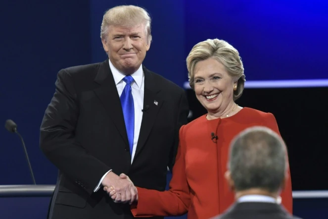 Hillary Clinton (D) serre la main de son rival à la Maison Blanche, Donald Trump (G) avant l'ouverture du débat