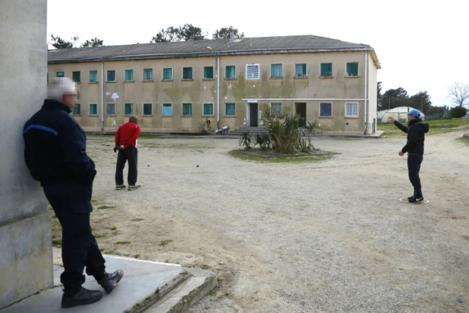 Des détenus jouent à la pétanque, le 9 février 2018 au centre pénitentaire de Casabianda, à 70 km au Sud de Bastia