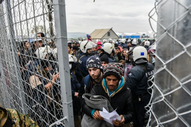 Des migrants attendent à la frontière entre la Grèce et la Macédoine près de la ville de Gevgelija le 4 décembre 2015 